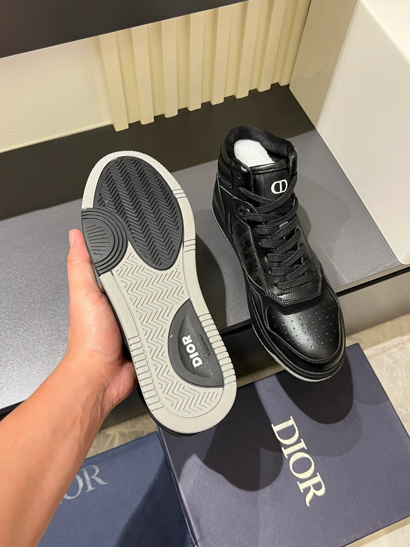 Men's shoes 💰p460 "Dio*" mid-top B27 casual sneakers. This B27 high-top sneaker is a new product in the series and continues Di*r's classic style. Crafted from gray and white smooth calf leather with beige and black Oblique print panels on the sides. The "CD Icon" shaped shoelace eyelets are clever and delicate, and the two-color rubber sole, rear collar and heel are all equipped with the brand's iconic details to enhance the style. Oblique printed straps at the ankle allow for an adjustable fit to complement the overall design. Fashionable and versatile, it can complement any look. Create an exquisite design with unique dynamic vitality and modern atmosphere, presented in low-top and high-top styles. This new must-have shoe adds a new dimension to Dior's archive heritage, embodying modern elegance. Purchase the original version and make it 1:1. If you need top quality, please come to me! Male 38-44!